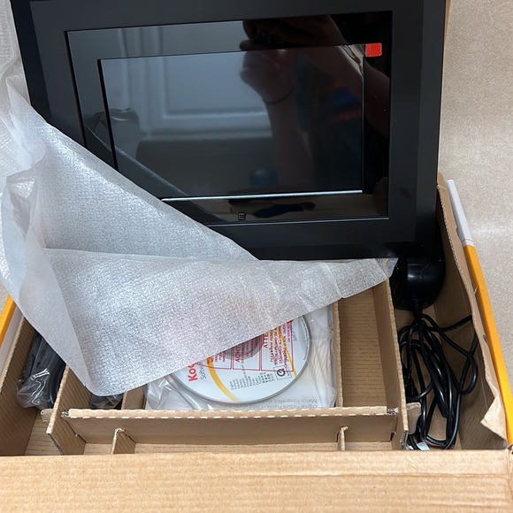 Kodak Easy Share SV811 Digital Picture Frame - Picture 2 of 2